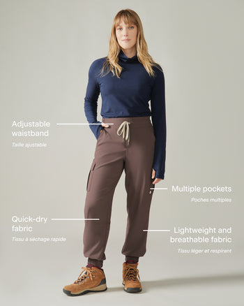 Woman wearing the Cap Trinité Cargo Pant by Rose Boreal - River Stone Over / Femme qui porte le Pantalon cargo Cap Trinité de Rose Boreal - Pierre de rivière Over