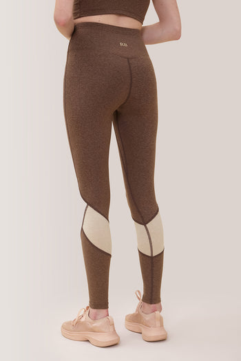 Femme qui porte les leggings Buttery Soft BFF High-Rise Keep Moving de Rose Boreal./ Women wearing the buttery soft BFF high-rise Keep Moving leggings from Rose Boreal. -Truffle / Truffe