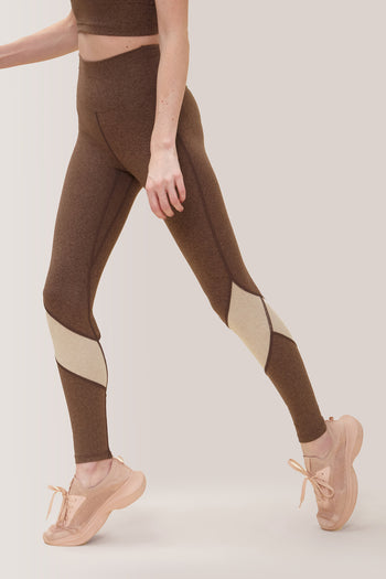 Femme qui porte les leggings Buttery Soft BFF High-Rise Keep Moving de Rose Boreal./ Women wearing the buttery soft BFF high-rise Keep Moving leggings from Rose Boreal. -Truffle / Truffe / Truffle Over