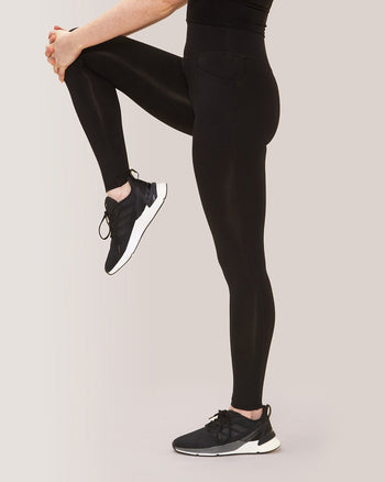 Women wearing the Rose Buddha Commando leak-Proof Legging in Total Eclipse / Femme qui porte le legging commando anti-fuites - Noir