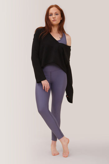 Femme qui porte les leggings mi-haute Magic Sculpting de Rose Boreal./ Women wearing the Magic Sculpting Mid-Rise Legging by Rose Boreal. -Grisaille