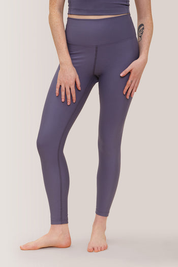 Femme qui porte les leggings mi-haute Magic Sculpting de Rose Boreal./ Women wearing the Magic Sculpting Mid-Rise Legging by Rose Boreal. -Grisaille