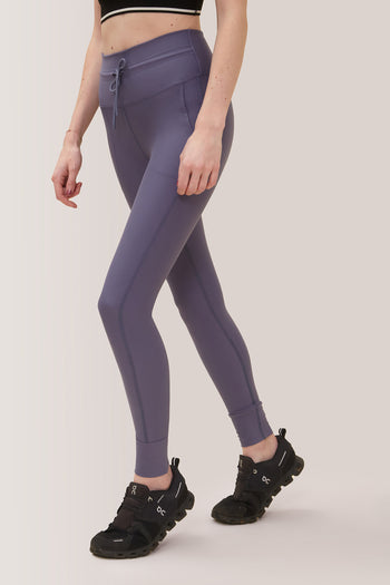 Femme qui porte le legging avec pochettes Stay Flex de Rose Boreal./ Women wearing the Stay Flex Legging with Pockets from Rose Boreal. - Grisaille Over