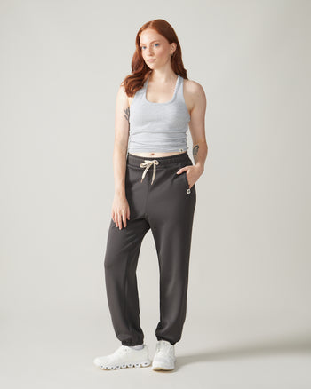 Women wearing the Edelweiss Jogger Pants by Rose Boreal - Shadow Over / Femme qui porte le pantalon jogger edelweiss de Rose Boreal - Ombre Over