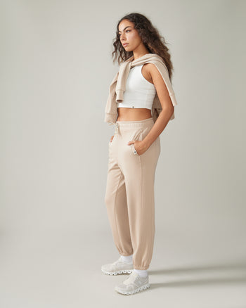 Women wearing the Edelweiss Jogger Pants by Rose Boreal - Almond Over / Femme qui porte le pantalon jogger edelweiss de Rose Boreal - Amande Over