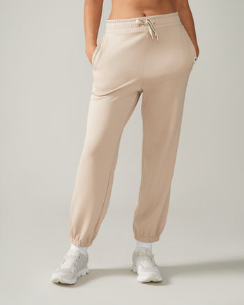 Women wearing the Edelweiss Jogger Pants by Rose Boreal - Almond / Femme qui porte le pantalon jogger edelweiss de Rose Boreal - Amande