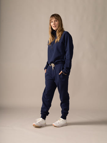 Women wearing the Kamouraska jogger by Rose Boreal - Denim Over / Femme qui porte le Jogging Kamouraska de Rose Boreal - Denim Over