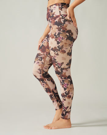 Women wearing the Buttery Soft BFF High-Rise Legging by Rose Boreal - Floral Dream / Femme qui porte le Legging BFF Brossé Taille Haute de Rose Boreal - Rêve fleuri