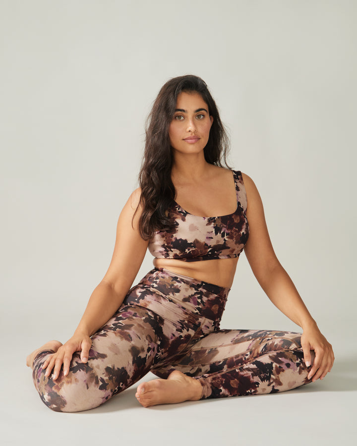 Women wearing the Buttery Soft BFF High-Rise Legging by Rose Boreal - Floral Dream / Femme qui porte le Legging BFF Brossé Taille Haute de Rose Boreal - Rêve fleuri