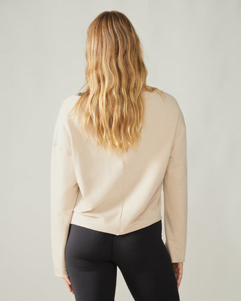 Women wearing the Rose Boreal Breeze Pullover - Sand Beige / Femme qui porte le Chandail Breeze de Rose Boreal - Beige Sable