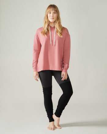 Women wearing the Chill Out Hoodie by Rose Boreal - Blush / Femme qui porte le Chandail à capuche trop relax de Rose Boreal - Rosée