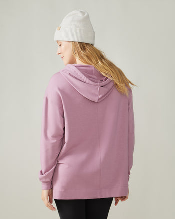 Women wearing the Chill Out Hoodie by Rose Boreal - Nostalgia / Femme qui porte le Chandail à capuche trop relax de Rose Boreal - Nostalgie