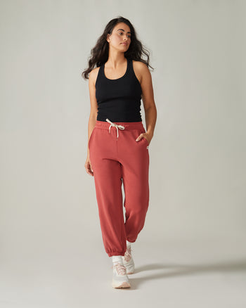 Women wearing the Edelweiss Jogger Pants by Rose Boreal - Rubis Over / Femme qui porte le pantalon jogger edelweiss de Rose Boreal - Rubis Over