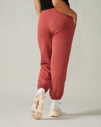 Women wearing the Edelweiss Jogger Pants by Rose Boreal - Rubis / Femme qui porte le pantalon jogger edelweiss de Rose Boreal - Rubis