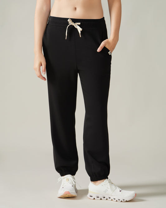 Women wearing the Edelweiss Jogger Pants by Rose Boreal - Total Eclipse / Femme qui porte le pantalon jogger edelweiss de Rose Boreal - Éclipse Totale