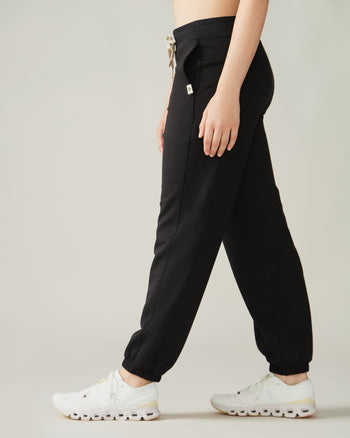 Women wearing the Edelweiss Jogger Pants by Rose Boreal - Total Eclipse / Femme qui porte le pantalon jogger edelweiss de Rose Boreal - Éclipse Totale