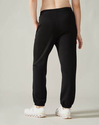 Women wearing the Edelweiss Jogger Pants by Rose Boreal - Total Eclipse / Femme qui porte le pantalon jogger edelweiss de Rose Boreal - Éclipse Totale