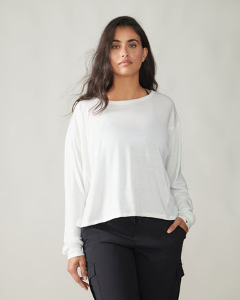 Women wearing the Slow Day Long-Sleeve Shirt by Rose Boreal - Natural White / Femme qui porte le Chandail Slow Day de Rose Boreal - Blanc Naturel