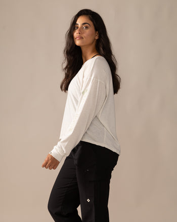 Women wearing the Slow Day Long-Sleeve Shirt by Rose Boreal - Natural White / Femme qui porte le Chandail Slow Day de Rose Boreal - Blanc Naturel