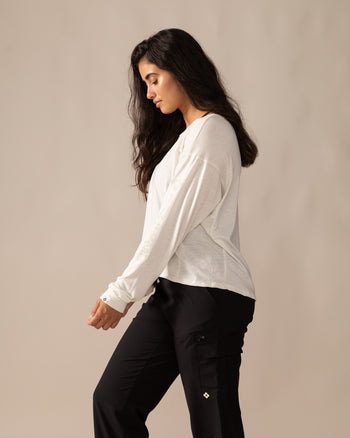 Women wearing the Slow Day Long-Sleeve Shirt by Rose Boreal - Natural White / Femme qui porte le Chandail Slow Day de Rose Boreal - Blanc Naturel