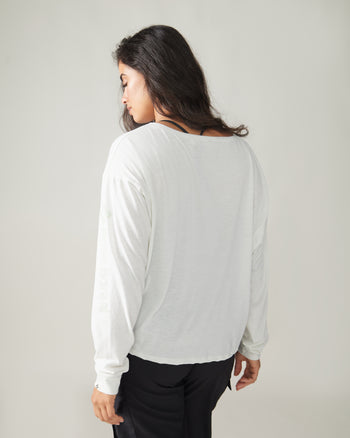 Women wearing the Slow Day Long-Sleeve Shirt by Rose Boreal - Natural White / Femme qui porte le Chandail Slow Day de Rose Boreal - Blanc Naturel