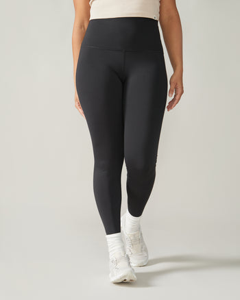 Women wearing the Solstice Ultralight High-Rise Legging by Rose Boreal - Total Eclipse / Femme qui porte le Legging Solstice Ultraléger Taille haute de Rose Boreal - Éclipse Totale