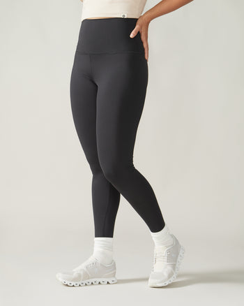 Women wearing the Solstice Ultralight High-Rise Legging by Rose Boreal - Total Eclipse / Femme qui porte le Legging Solstice Ultraléger Taille haute de Rose Boreal - Éclipse Totale