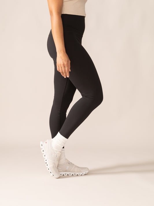 Women wearing the Solstice Ultralight High-Rise Legging by Rose Boreal - Total Eclipse / Femme qui porte le Legging Solstice Ultraléger Taille haute de Rose Boreal - Éclipse Totale