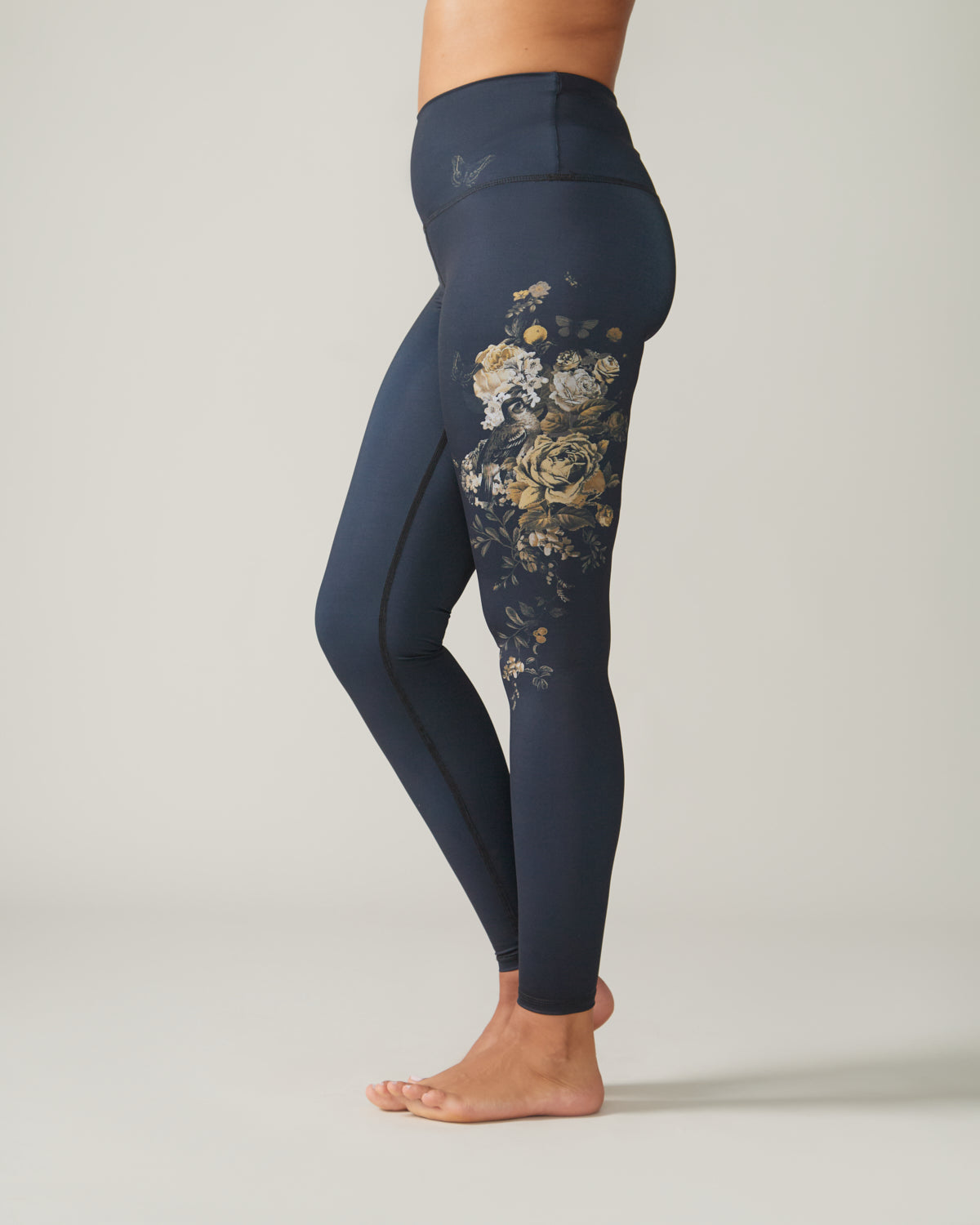 Women wearing the Reversible Ultralight High-Rise Legging - Charcoal English Garden Rose Boreal / Femme qui porte la bLegging Réversible Taille Haute Ultraléger - Jardin anglais charcoal Rose Boreal