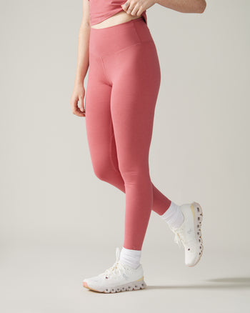 Women wearing the Buttery Soft BFF Hihg-Rise Legging by Rose Boreal - Cherry / Femme qui porte le legging BFF brossé taille haute de Rose Boreal - Cerise