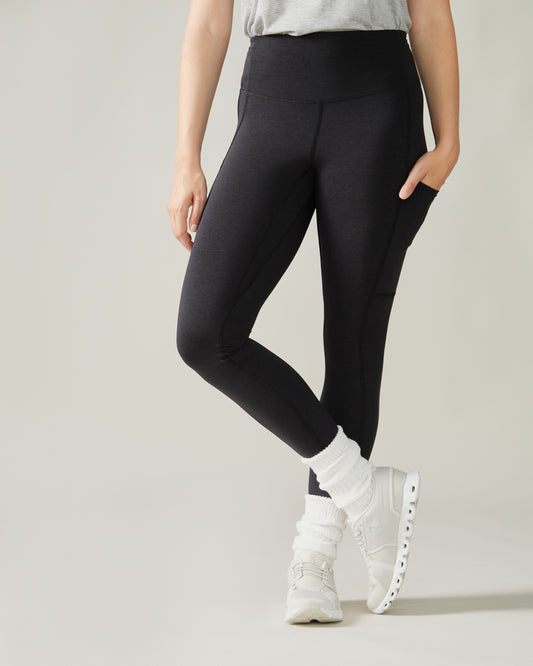 Women wearing the Buttery Soft BFF High-Rise Legging with Pockets by Rose Boreal - Total Eclipse Over / Femme qui porte le Legging BFF Brossé Taille Haute avec poches de Rose Boreal - Éclipse Totale Over