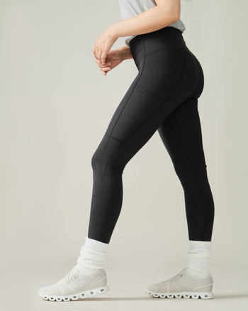 Women wearing the Buttery Soft BFF High-Rise Legging with Pockets by Rose Boreal - Total Eclipse / Femme qui porte le Legging BFF Brossé Taille Haute avec poches de Rose Boreal - Éclipse Totale