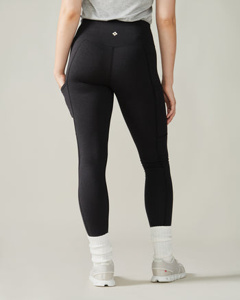 Women wearing the Buttery Soft BFF High-Rise Legging with Pockets by Rose Boreal - Total Eclipse / Femme qui porte le Legging BFF Brossé Taille Haute avec poches de Rose Boreal - Éclipse Totale