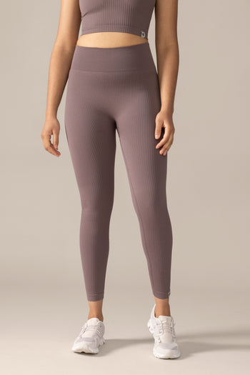 Women wearing the Contour Seamless Legging in Smoky Quartz / Femme qui porte le Legging Contour Sans Coutures en Quartz cendré