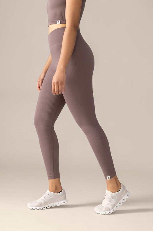 Women wearing the Contour Seamless Legging in Smoky Quartz / Femme qui porte le Legging Contour Sans Coutures en Quartz cendré