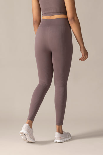 Women wearing the Contour Seamless Legging in Smoky Quartz / Femme qui porte le Legging Contour Sans Coutures en Quartz cendré