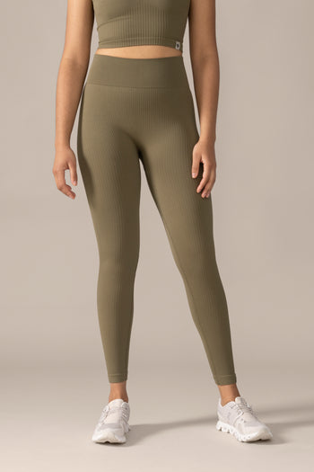 Women wearing the Contour Seamless Legging in Olive / Femme qui porte le Legging Contour Sans Coutures en Olive