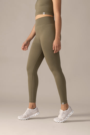 Women wearing the Contour Seamless Legging in Olive / Femme qui porte le Legging Contour Sans Coutures en Olive