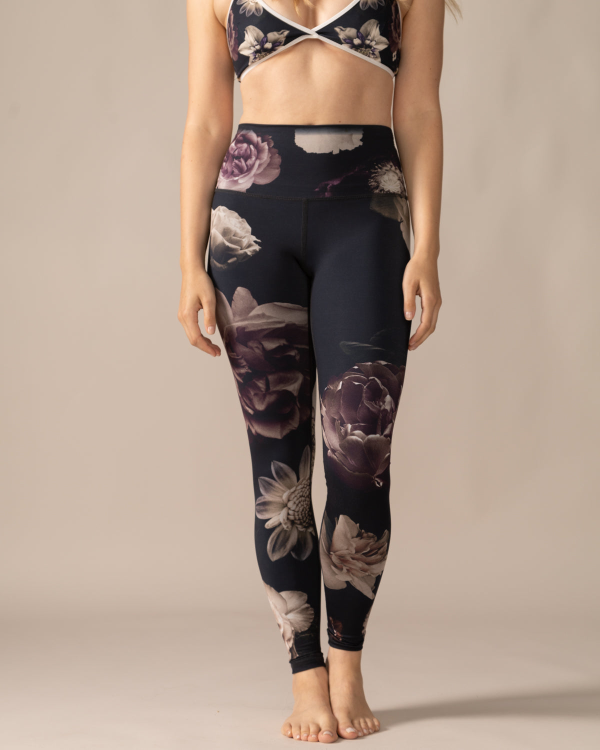 Women wearing the Reversible Ultralight High-Rise Legging by Rose Boreal - Gothic Bloom Over / Femme qui porte le Legging Réversible Taille Haute Ultraléger - Bouquet baroque