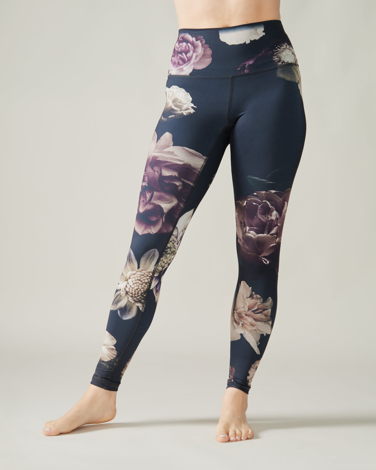 Women wearing the Reversible Ultralight High-Rise Legging by Rose Boreal - Gothic Bloom / Femme qui porte le Legging Réversible Taille Haute Ultraléger - Bouquet baroque