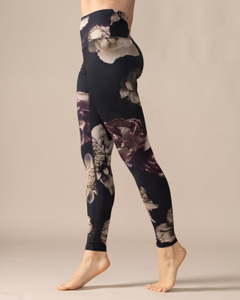 Women wearing the Reversible Ultralight High-Rise Legging by Rose Boreal - Gothic Bloom / Femme qui porte le Legging Réversible Taille Haute Ultraléger - Bouquet baroque