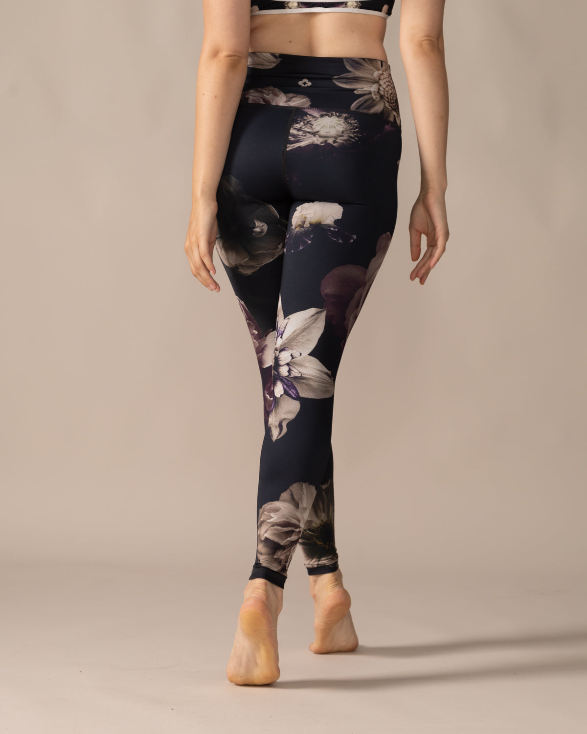 Women wearing the Reversible Ultralight High-Rise Legging by Rose Boreal - Gothic Bloom / Femme qui porte le Legging Réversible Taille Haute Ultraléger - Bouquet baroque