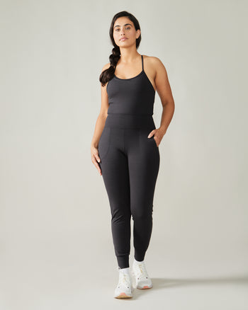 Women wearing the Buttery Soft BFF Jogger Pants by Rose Boreal - Total Eclipse Over / Femme qui porte le Pantalon de Jogging BFF de Rose Boreal - Éclipse Totale Over