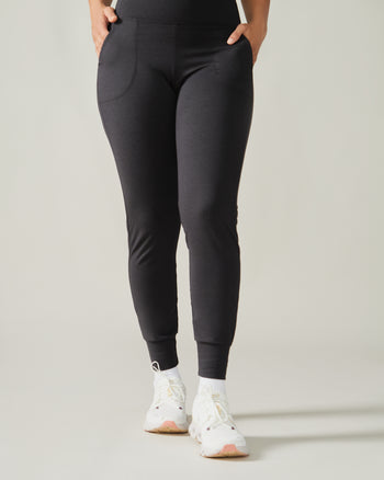 Women wearing the Buttery Soft BFF Jogger Pants by Rose Boreal - Total Eclipse / Femme qui porte le Pantalon de Jogging BFF de Rose Boreal - Éclipse Totale