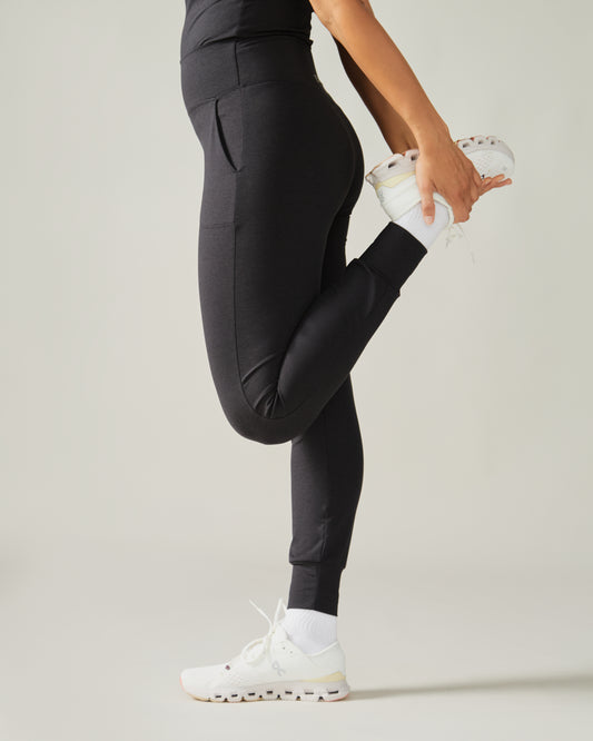 Women wearing the Buttery Soft BFF Jogger Pants by Rose Boreal - Total Eclipse / Femme qui porte le Pantalon de Jogging BFF de Rose Boreal - Éclipse Totale