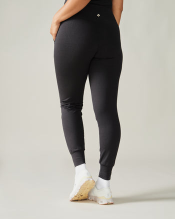 Women wearing the Buttery Soft BFF Jogger Pants by Rose Boreal - Total Eclipse / Femme qui porte le Pantalon de Jogging BFF de Rose Boreal - Éclipse Totale