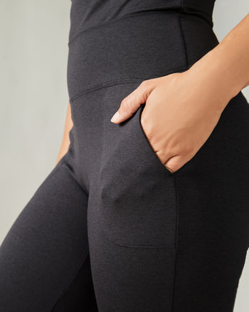 Women wearing the Buttery Soft BFF Jogger Pants by Rose Boreal - Total Eclipse / Femme qui porte le Pantalon de Jogging BFF de Rose Boreal - Éclipse Totale