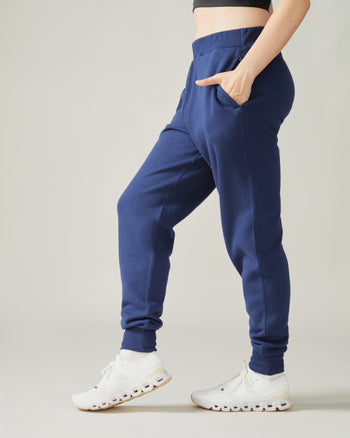 Women wearing the Kamouraska jogger by Rose Boreal - Denim / Femme qui porte le Jogging Kamouraska de Rose Boreal - Denim