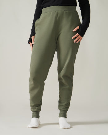 Women wearing the Kamouraska jogger by Rose Boreal - Moss / Femme qui porte le Jogging Kamouraska de Rose Boreal - Mousse.