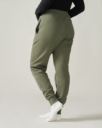 Women wearing the Kamouraska jogger by Rose Boreal - Moss / Femme qui porte le Jogging Kamouraska de Rose Boreal - Mousse.